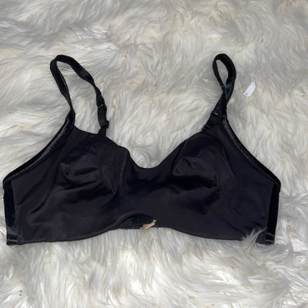 Victoria’s Secret black bra‎